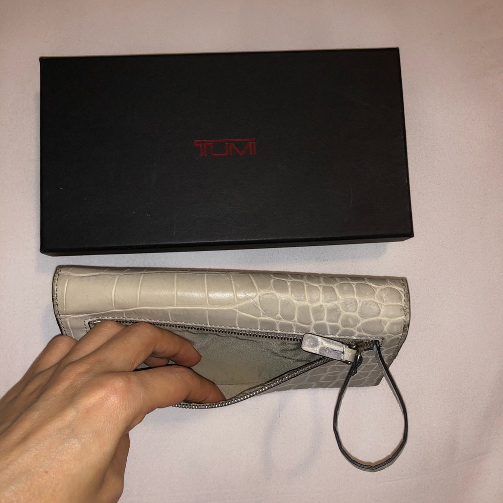 Tumi Wallet Light Grey 🤩 - Picture 6 of 8